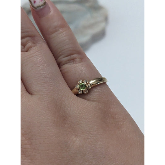 Estate 14k Yellow Gold Dainty Green Peridot Floral Ring Size 6.25