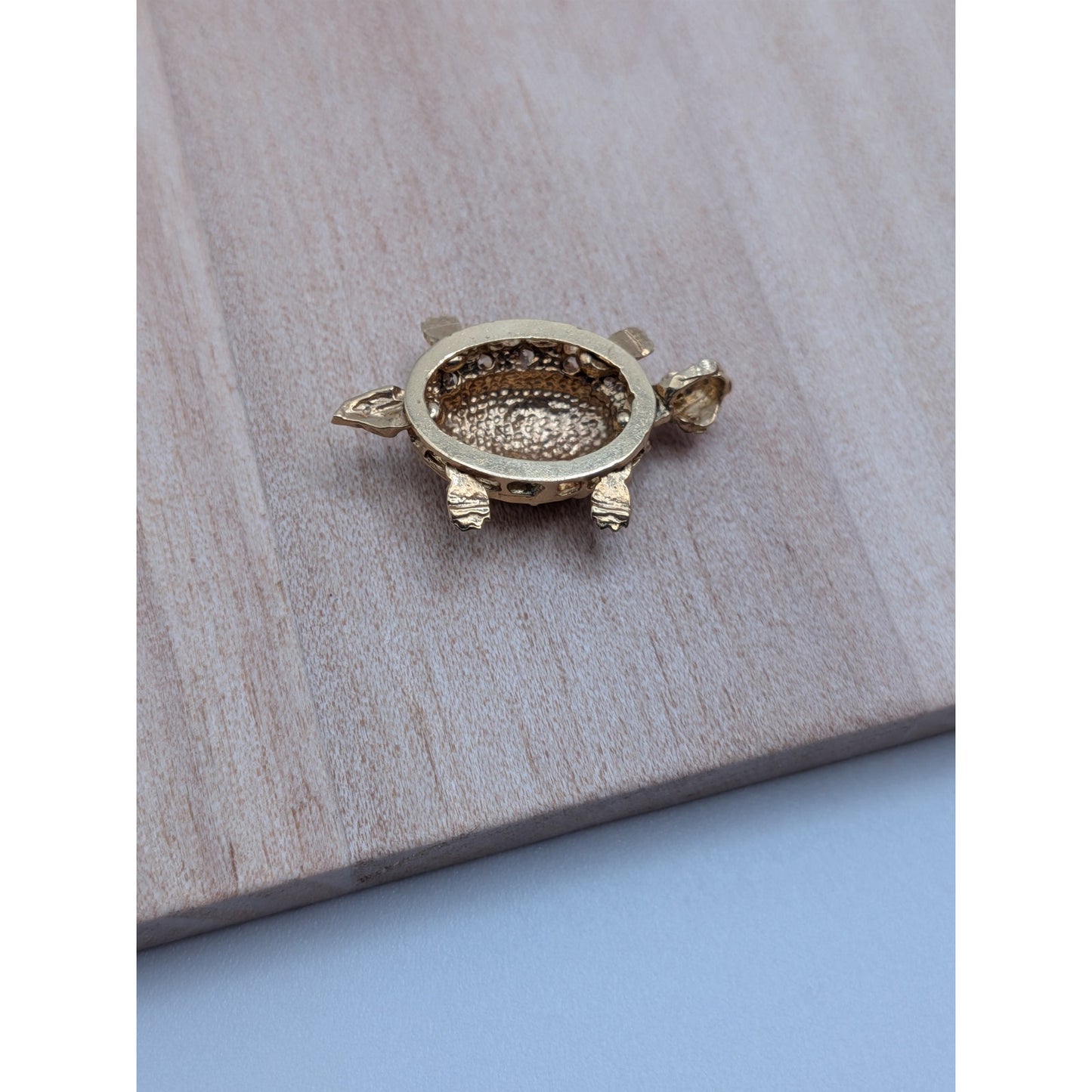 Vintage Unmarked 10k Gold Articulated Sea Turtle Pendant