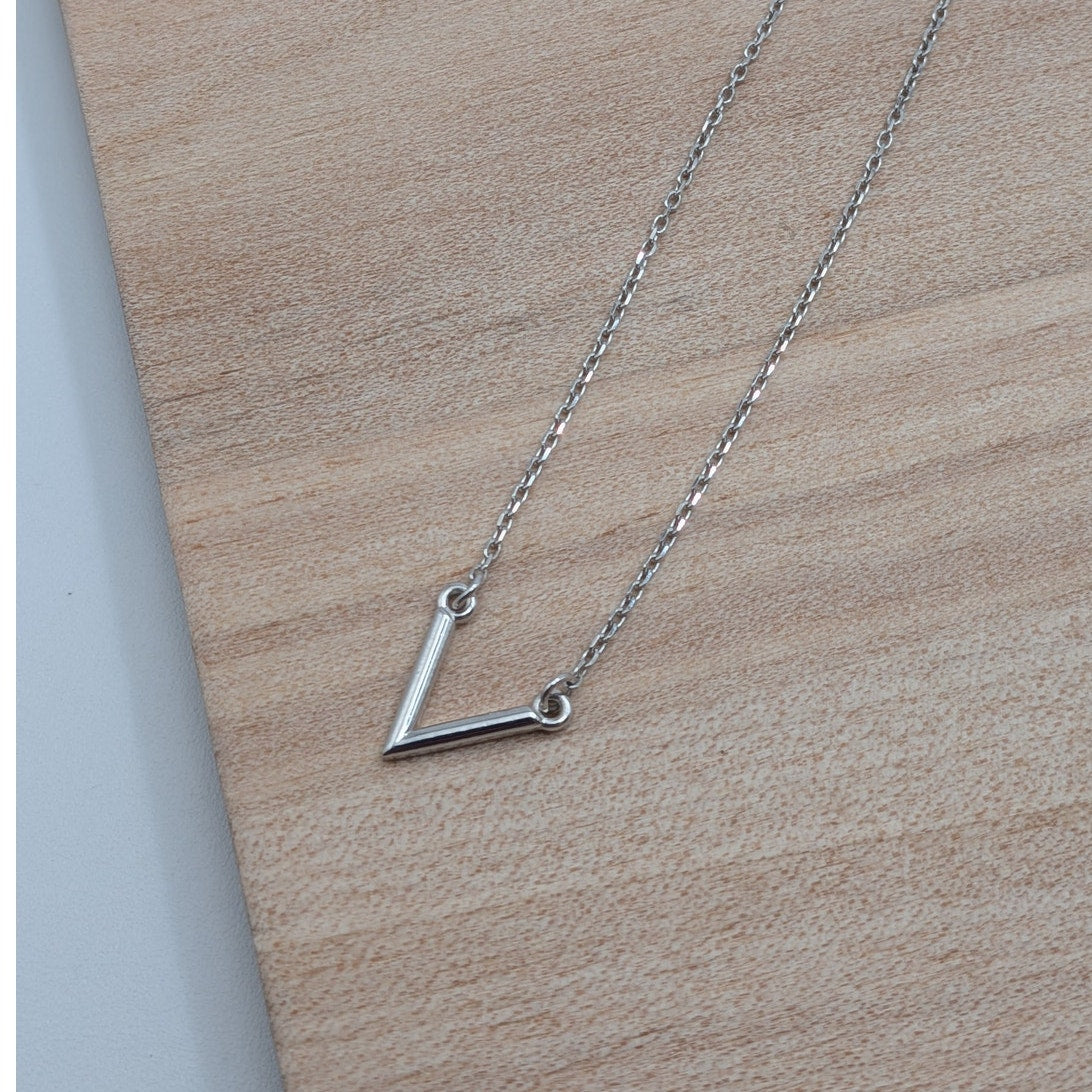 Preowned 14k White Gold Dainty "V" Pendant Necklace 18in