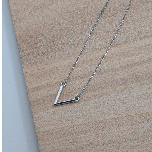 Preowned 14k White Gold Dainty "V" Pendant Necklace 18in