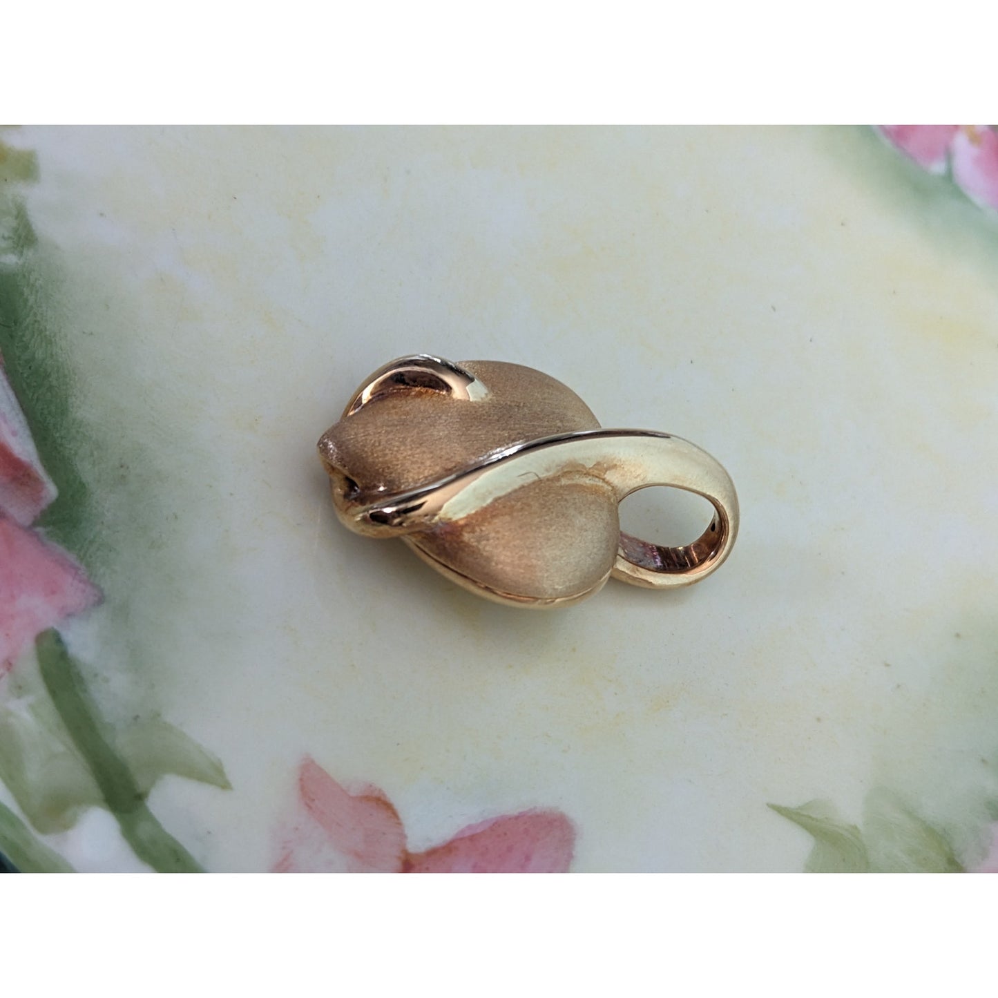 Vintage 18K Italy Hollow Brushed Looped Puffy Heart Pendant