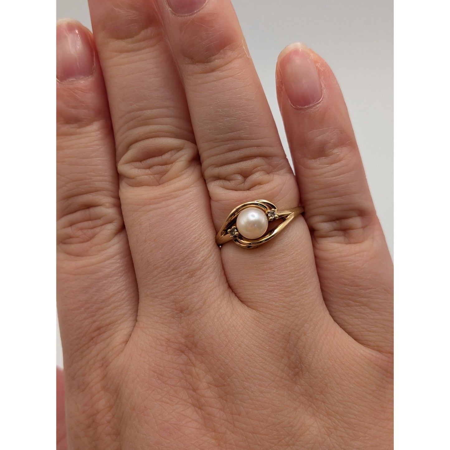 Vintage 6k Yellow Gold Twist Pearl and Diamond Accent Ring Size 6.25