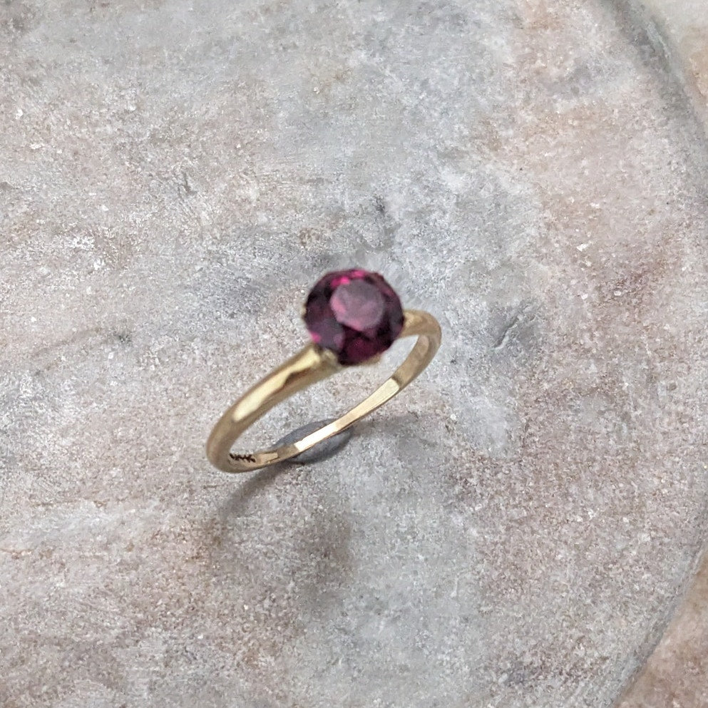 Estate 14k Yellow Gold with Garnet Solitaire Ring Size 7.25