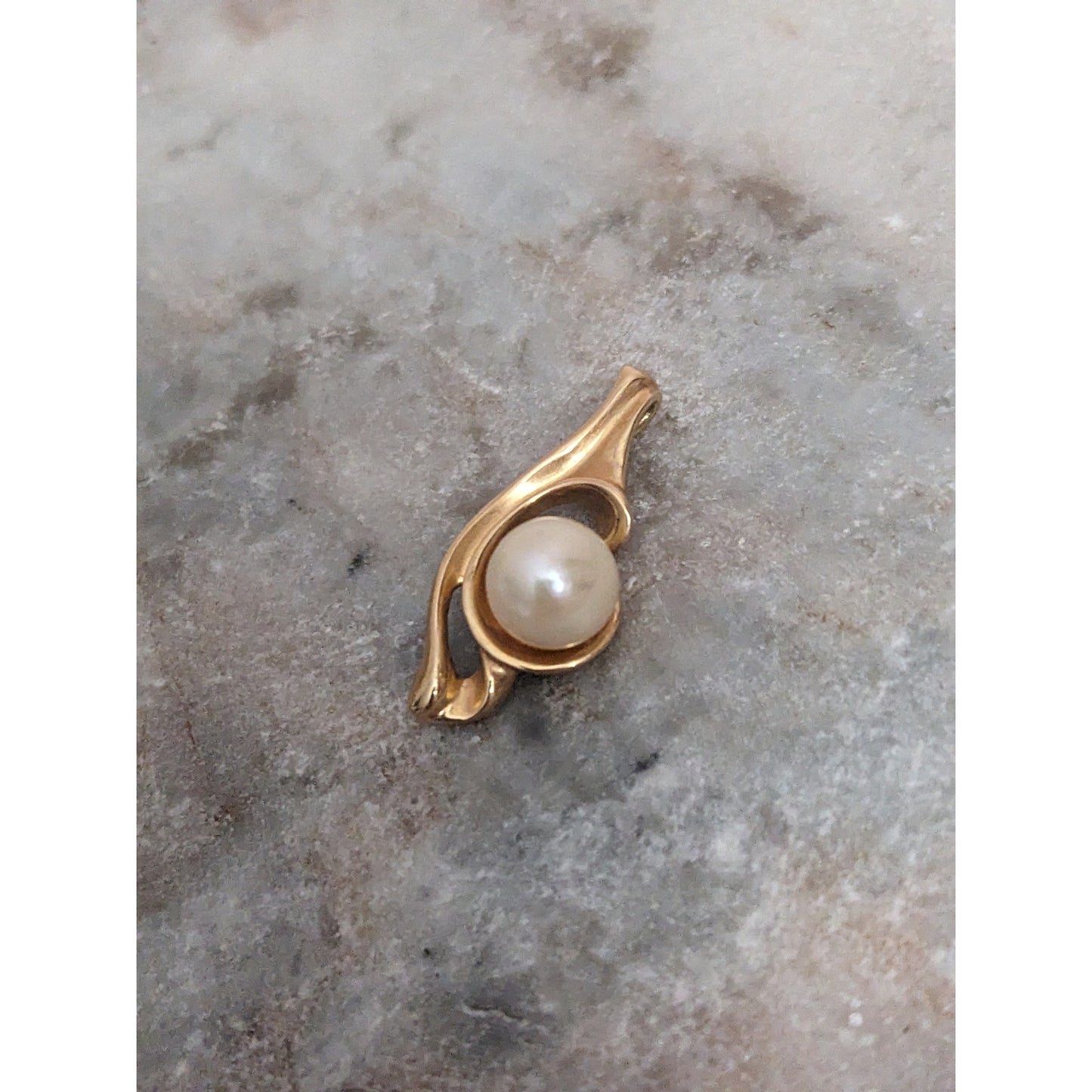 Vintage 14k Yellow Gold Pendant with Faux Pearl