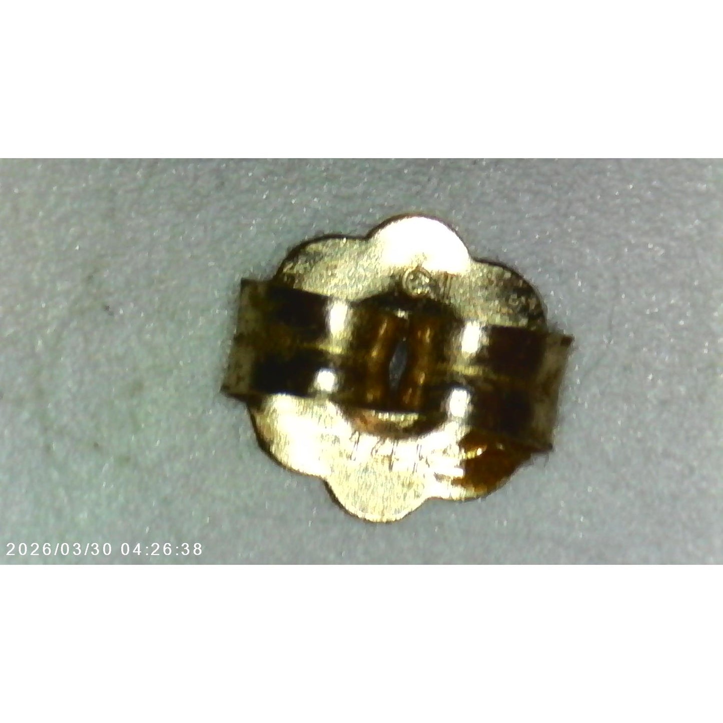 Vintage 14k Yellow Gold Lightweight Small Dainty Heart Leaf Etch Stud Earrings