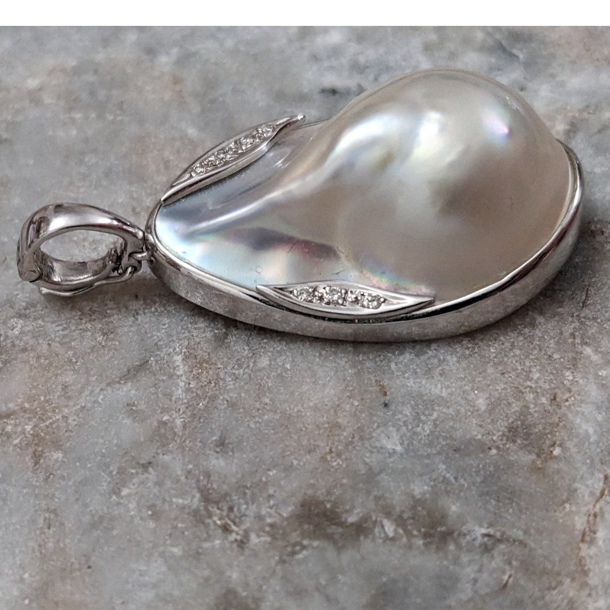 Vintage 14k White Gold Iridescent Mabe pearl 0.05ct Diamond Accent Pendant