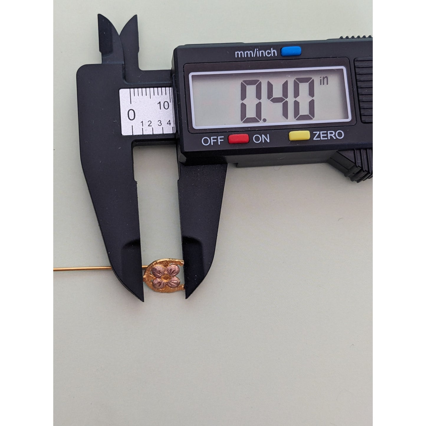 Vintage 10k Yellow and Rose Gold Flower on Horseshoe Stick Pin