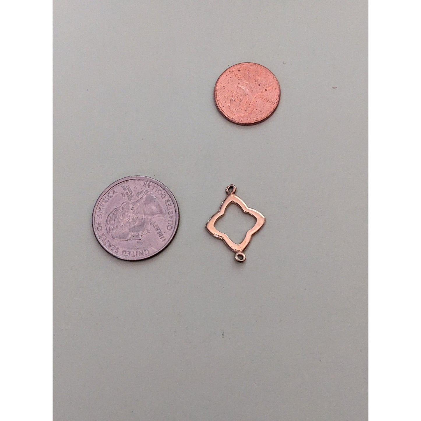 Estate Unmarked 14k Yellow Gold Wavy Flower Clover Charm Link Connector