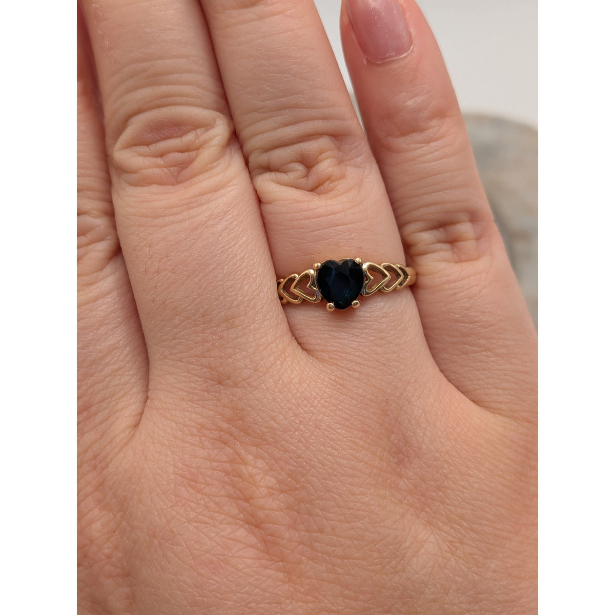 Vintage 14k Solid Gold Heart Pattern Ring Band with Heart Sapphire Size 7.25
