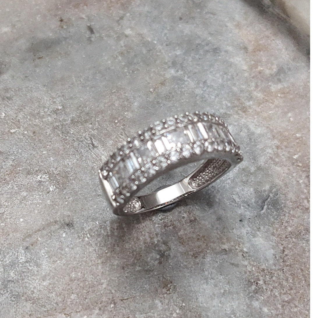 Preowned 14k White Gold with Baguette and Round CZs Band Ring Size 7