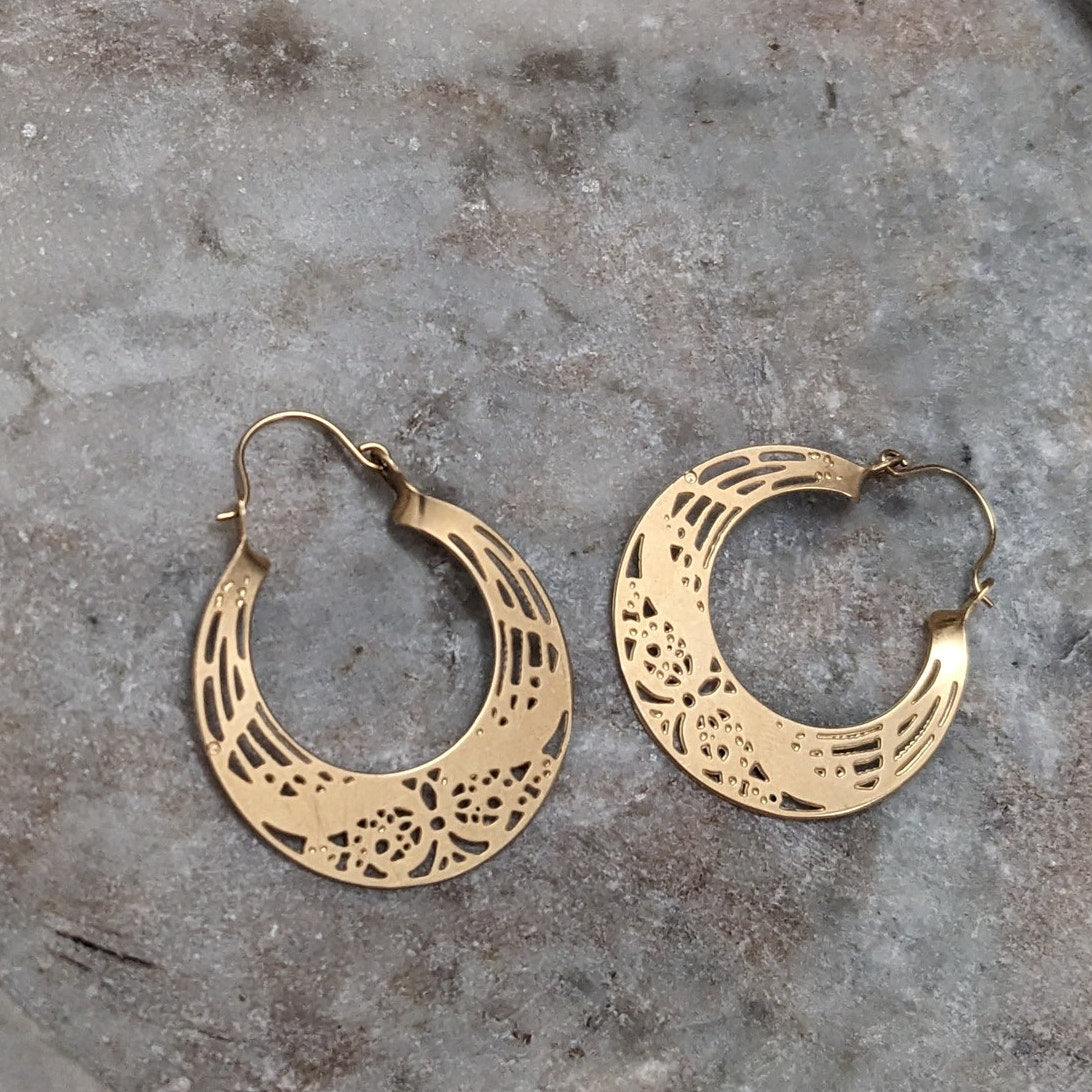 Vintage 14k Yellow Gold Swirl Filigree Flat Graduated Hoop Earrings