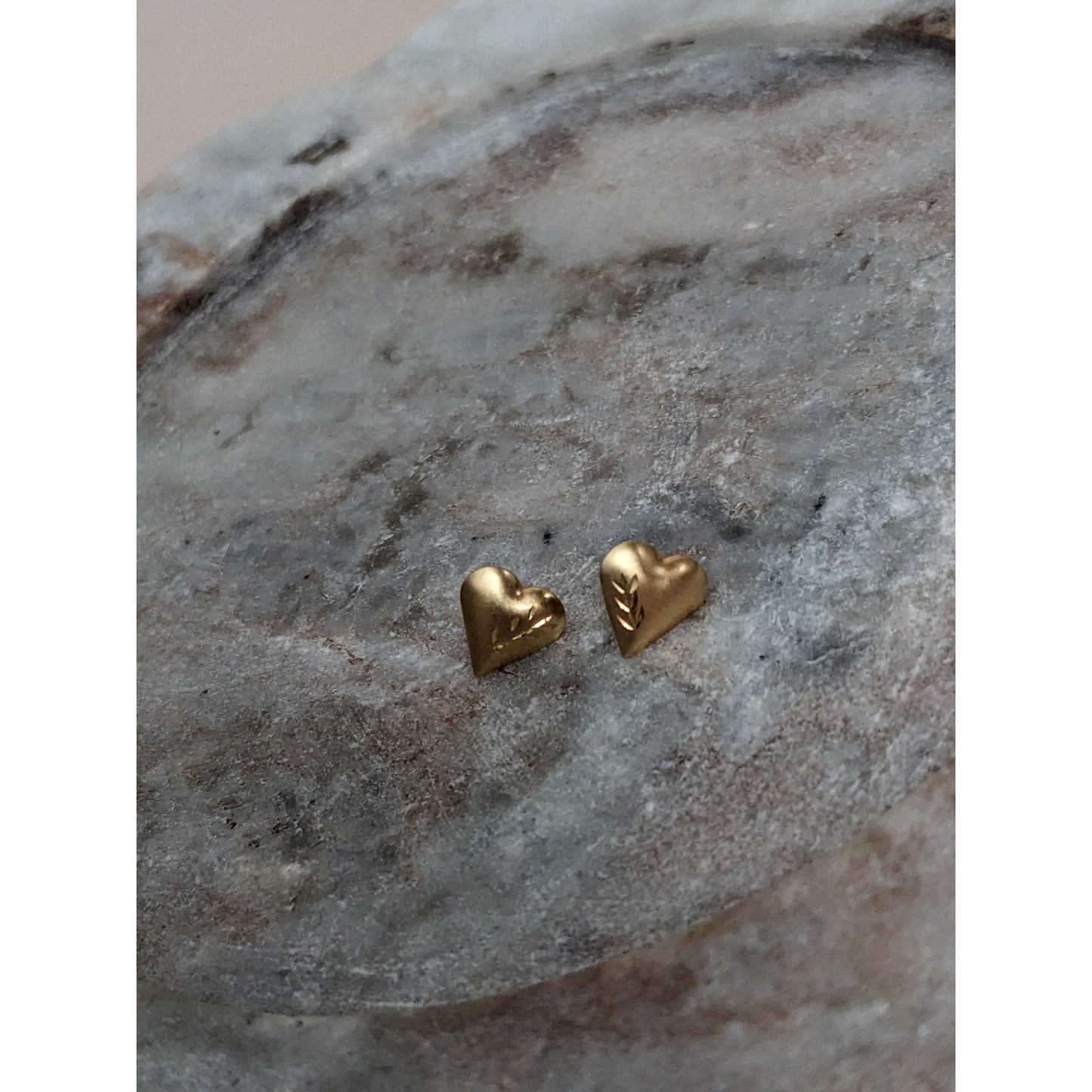 Vintage 14k Yellow Gold Lightweight Small Dainty Heart Leaf Etch Stud Earrings