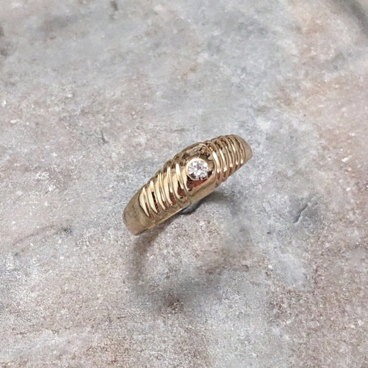 Vintage 14k Yellow Gold Scallop with Diamond Accent Ring Size 6.5
