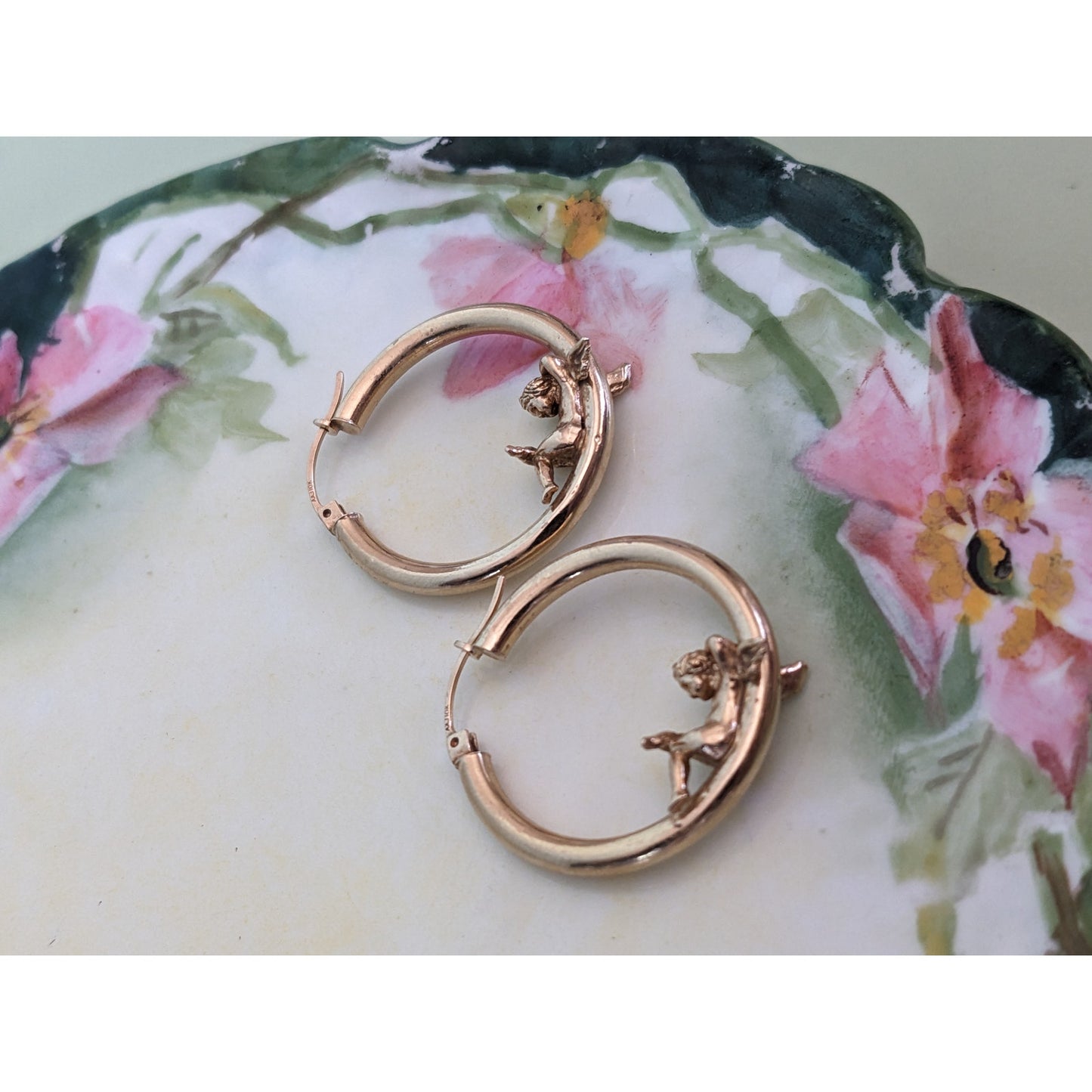 FLAW Vintage 10k Yellow Gold Cherub Angels Laying on Hollow Hoop Earrings
