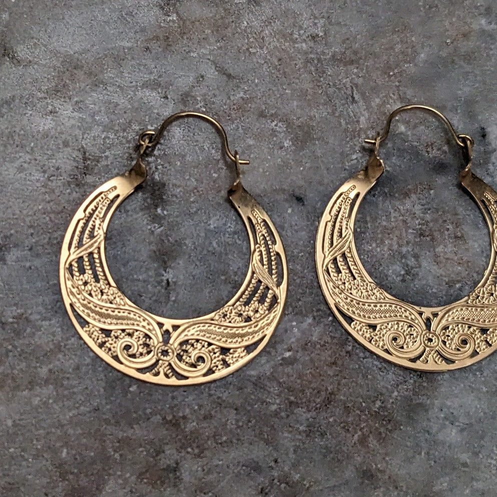 Vintage 14k Yellow Gold Swirl Filigree Flat Graduated Hoop Earrings