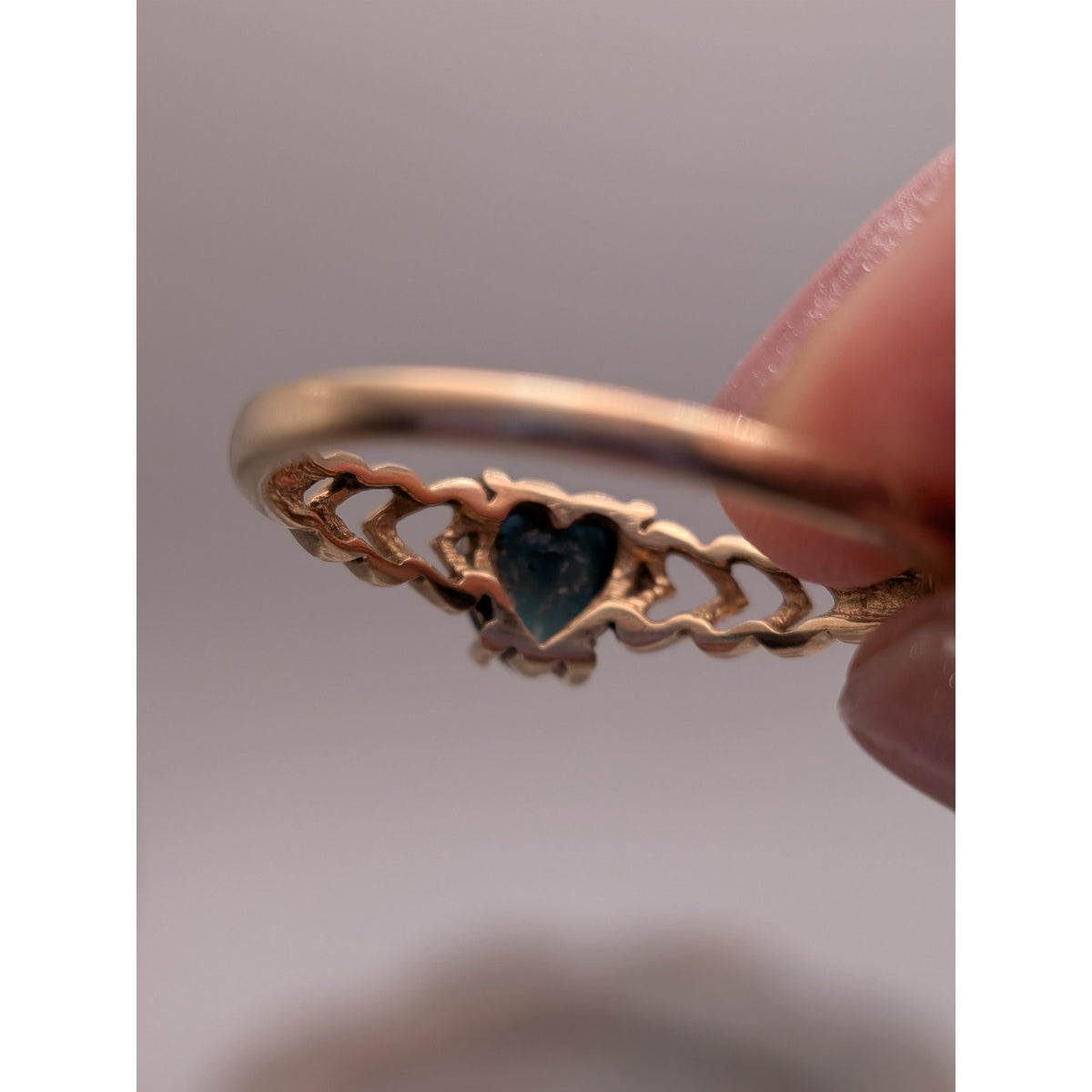 Vintage 14k Solid Gold Heart Pattern Ring Band with Heart Sapphire Size 7.25