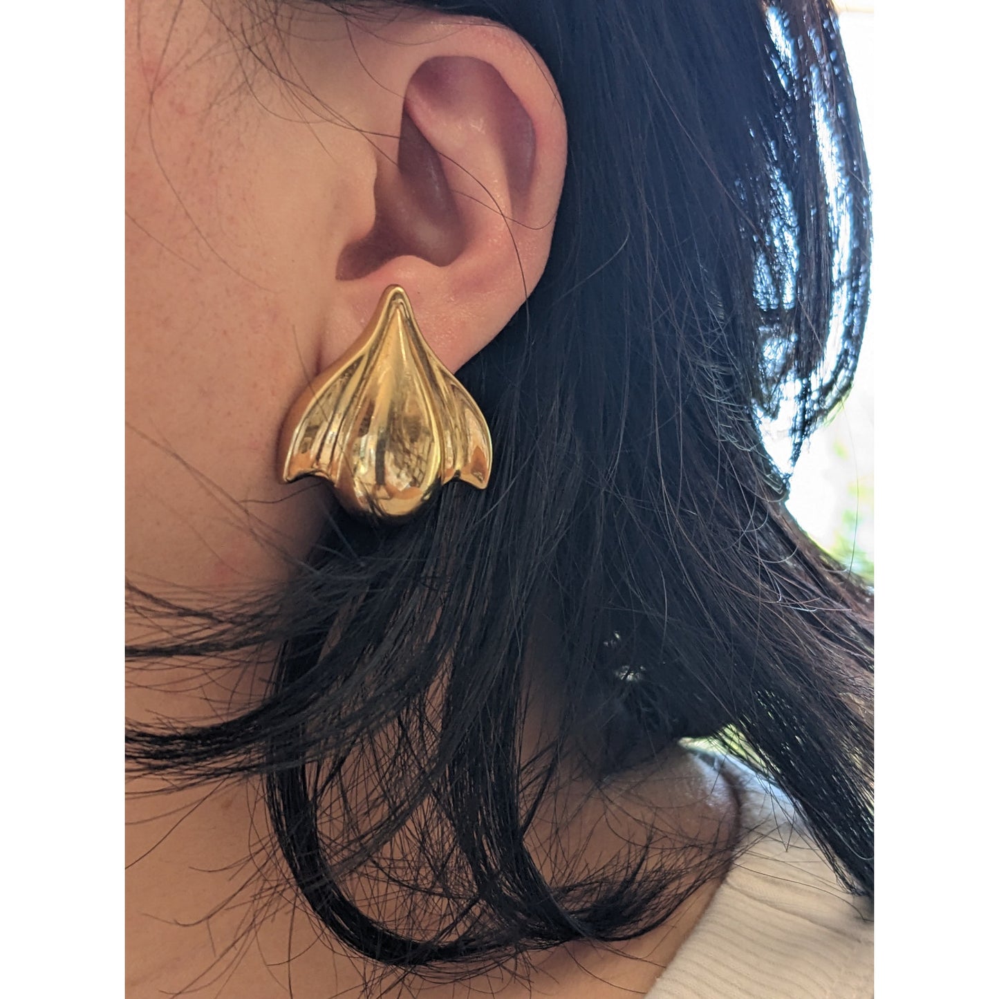 Vintage 14k Yellow Gold Italy Hollow Scalloped Earrings Omega Backs