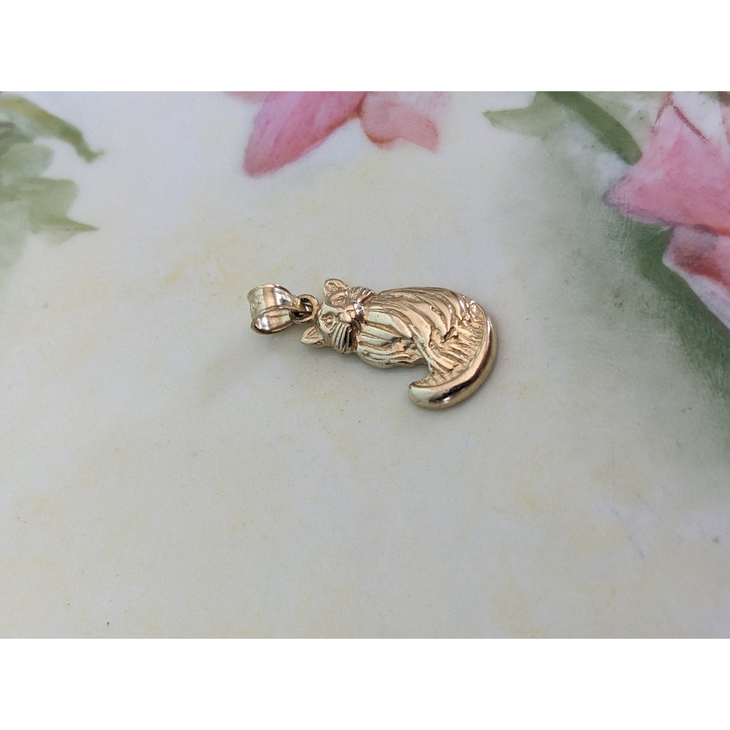 Vintage 14k Carved Kitty / Cat Charm Pendant