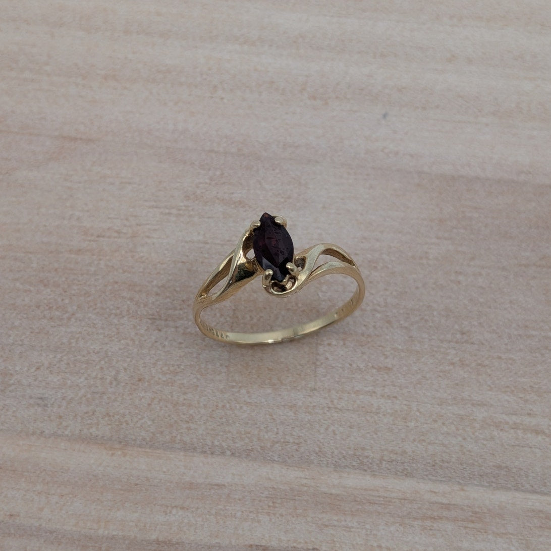 Vintage 10k Yellow Gold Ring Size 7 Dark Red Marquise Garnet