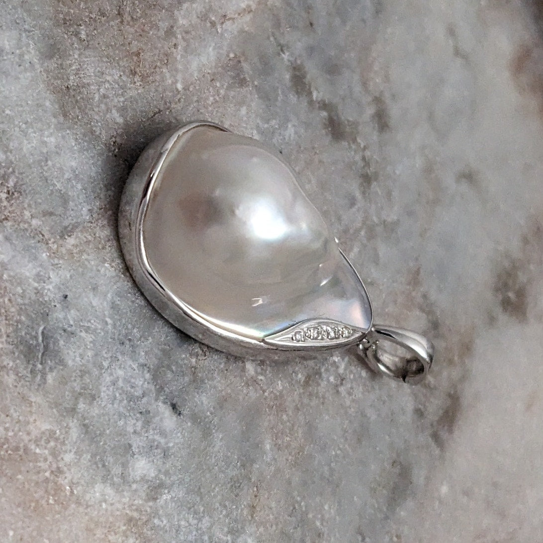 Vintage 14k White Gold Iridescent Mabe pearl 0.05ct Diamond Accent Pendant