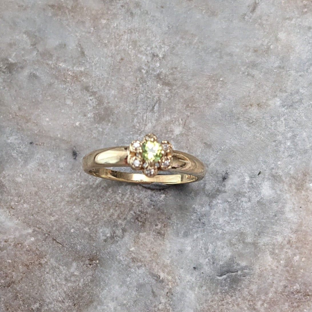 Estate 14k Yellow Gold Dainty Green Peridot Floral Ring Size 6.25