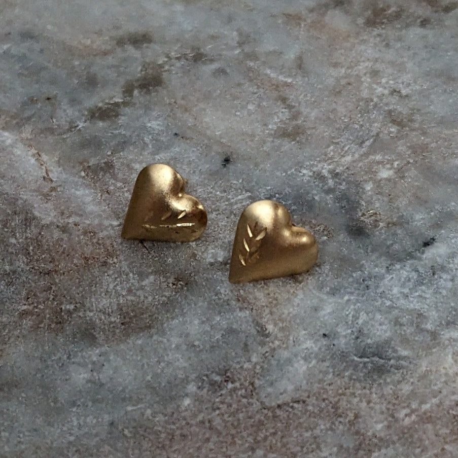 Vintage 14k Yellow Gold Lightweight Small Dainty Heart Leaf Etch Stud Earrings