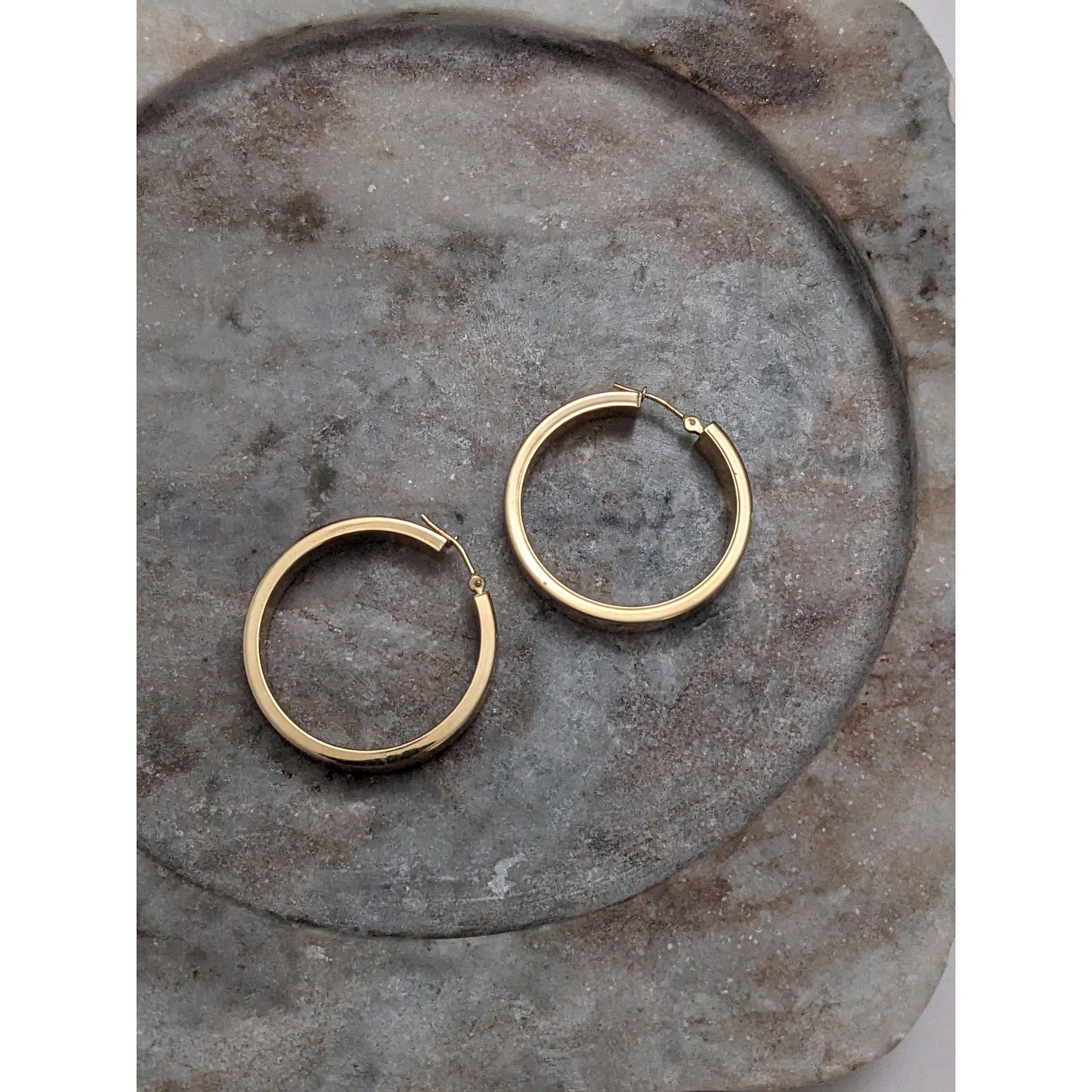 Vintage 14k Yellow Gold Hollow 6mm Wide Hoop Earrings