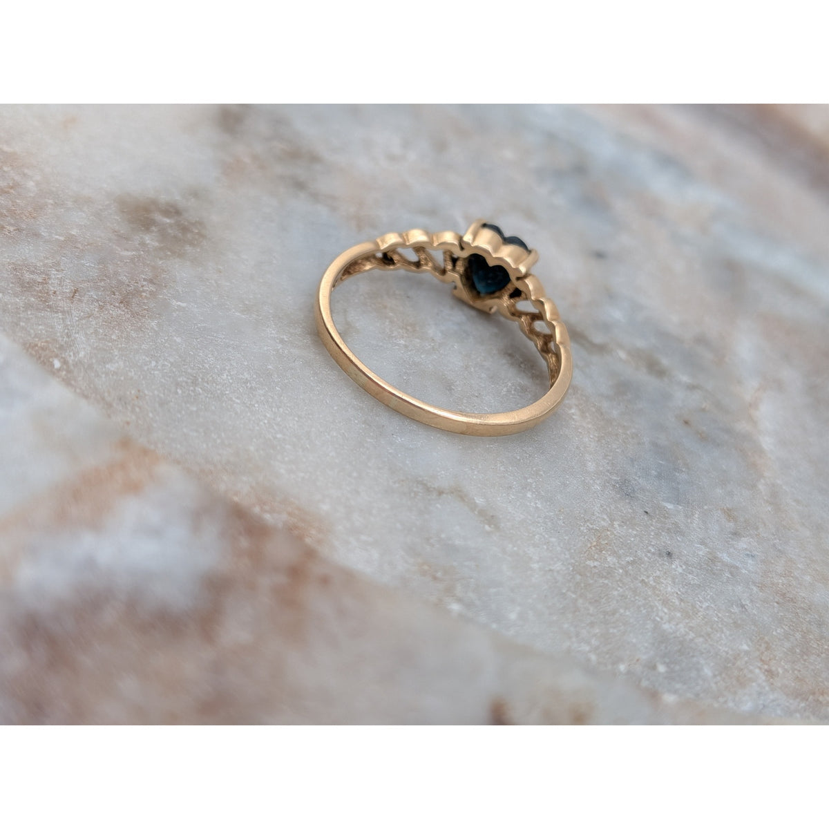 Vintage 14k Solid Gold Heart Pattern Ring Band with Heart Sapphire Size 7.25