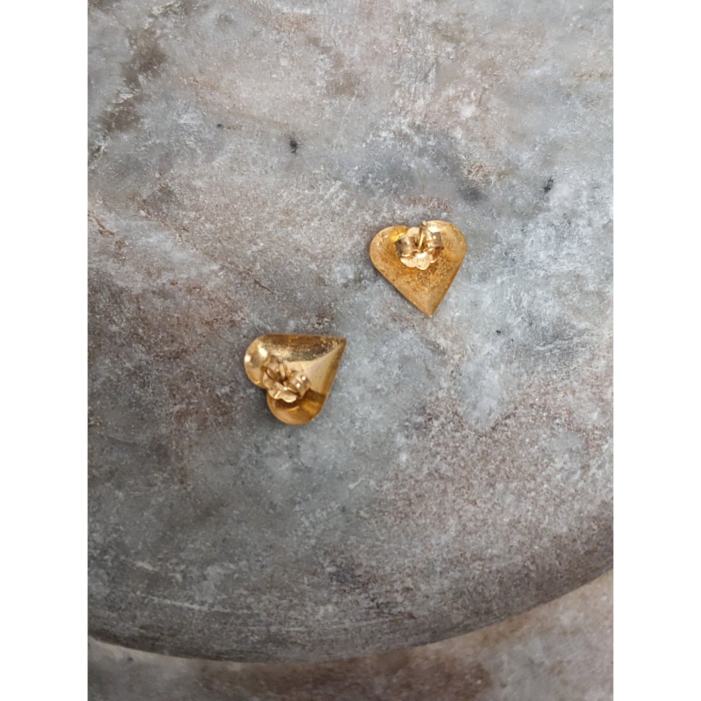 Vintage 14k Yellow Gold Lightweight Small Dainty Heart Leaf Etch Stud Earrings