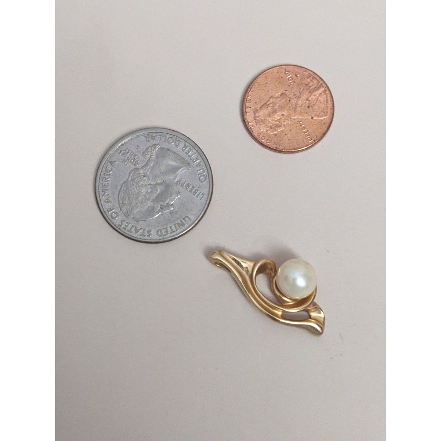 Vintage 14k Yellow Gold Pendant with Faux Pearl