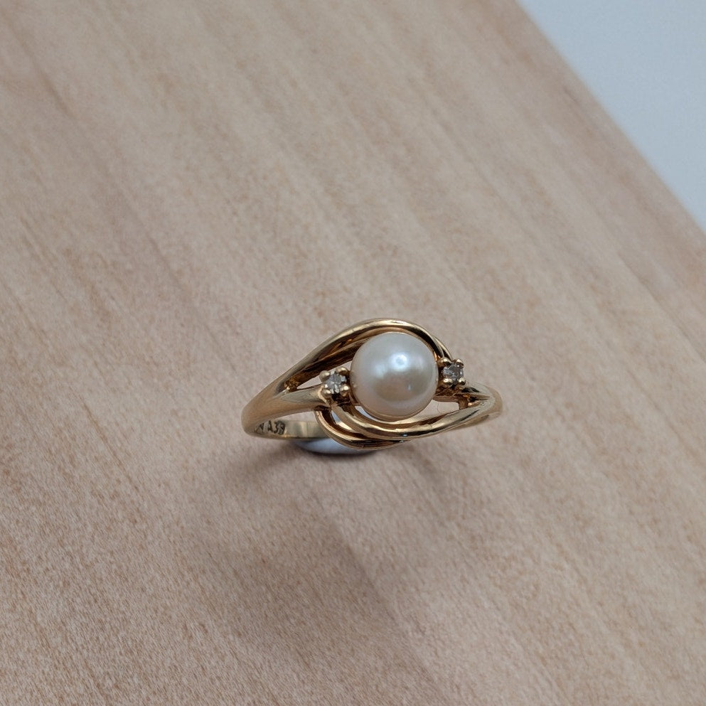 Vintage 6k Yellow Gold Twist Pearl and Diamond Accent Ring Size 6.25