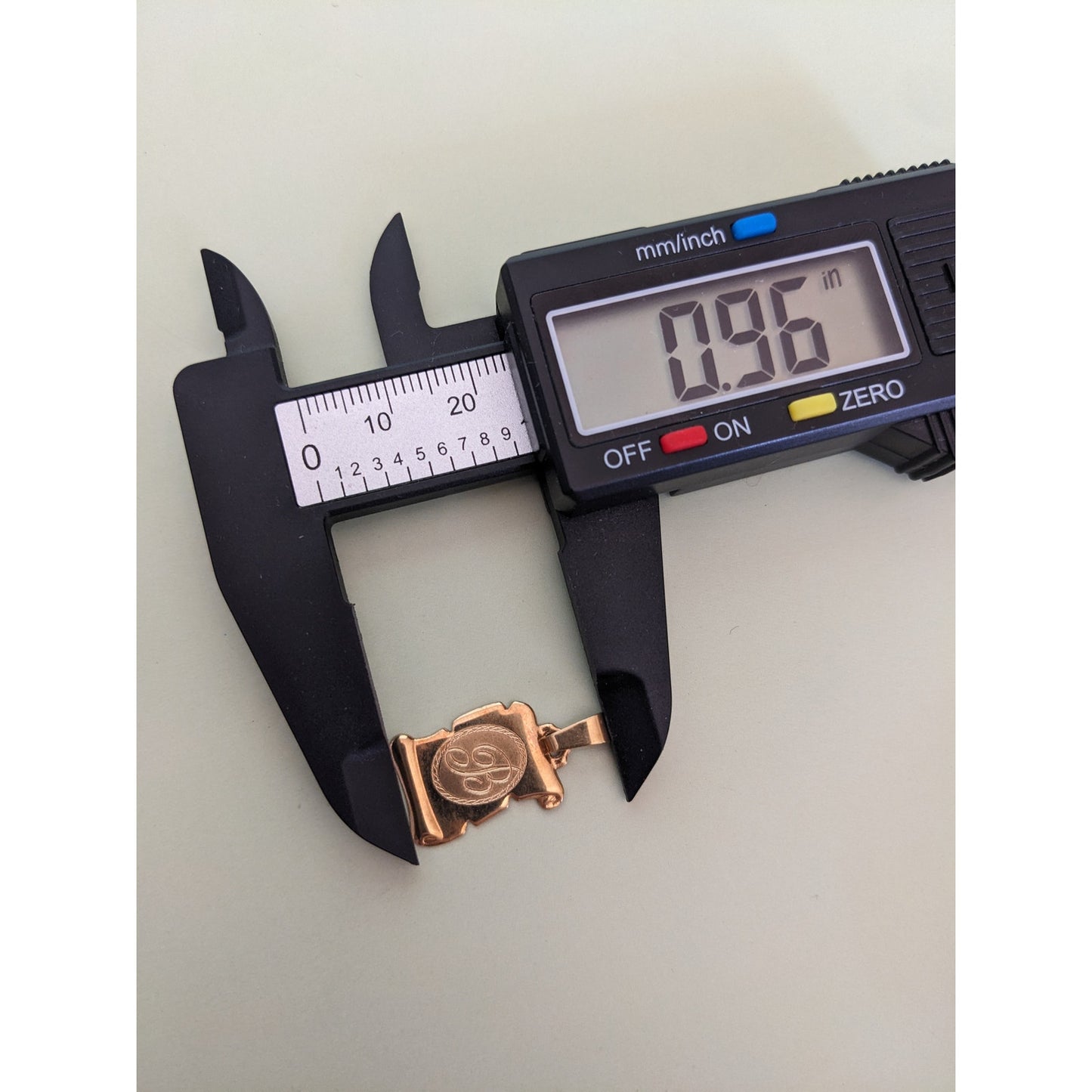 Vintage 18k Yellow Gold Scroll with "B" Initial Pendant