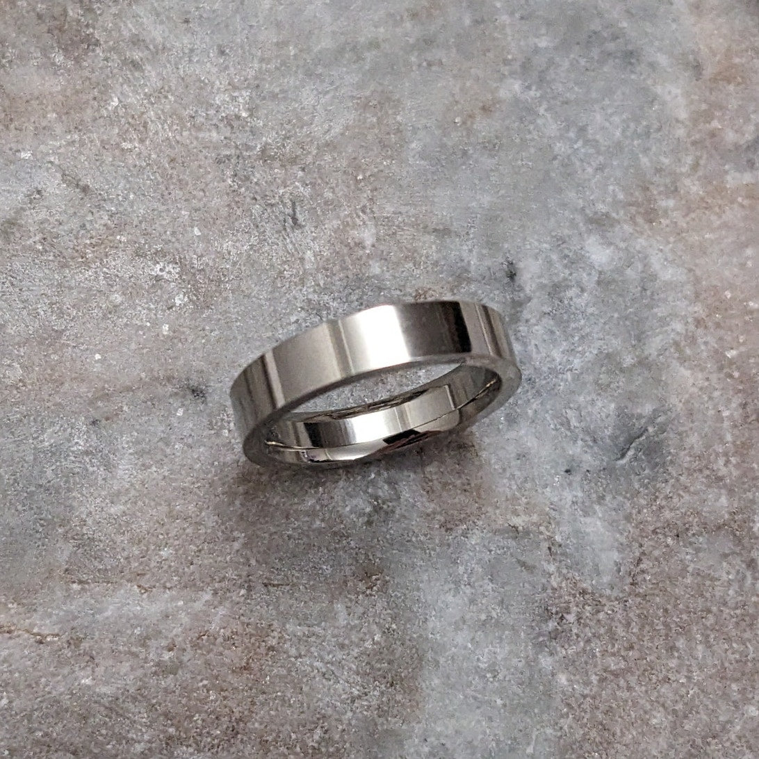 Preowned 14k White Gold 4mm Simple Wedding Band Ring Size 5