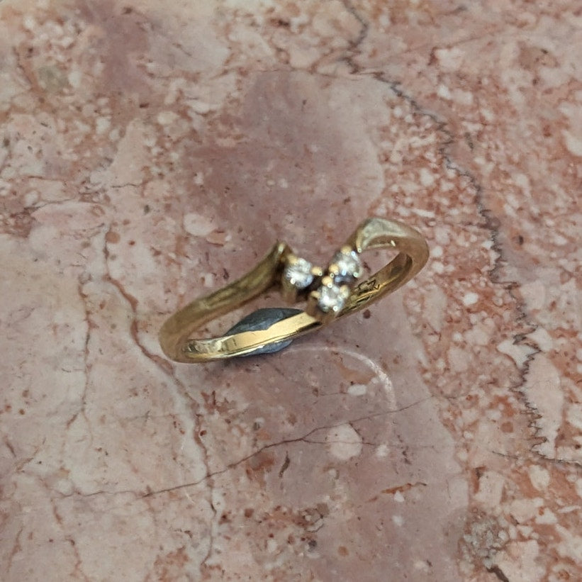 Estate 14k Yellow Gold Thin Dainty Trio White Stone Chevron Ring Size 6.25