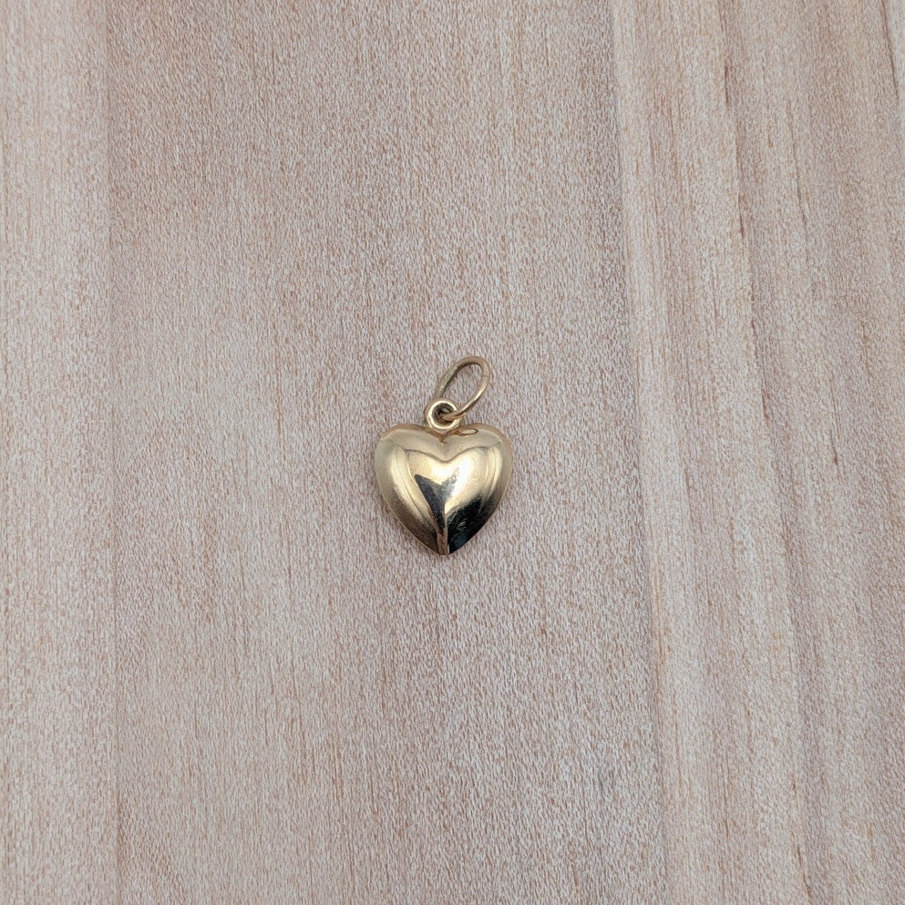 Vintage Unmarked 14k Yellow Gold Tiny Dainty Hollow Heart Charm