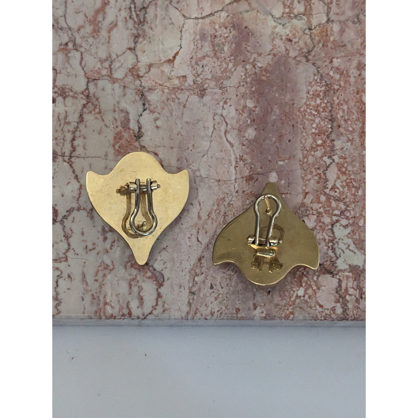 Vintage 14k Yellow Gold Italy Hollow Scalloped Earrings Omega Backs