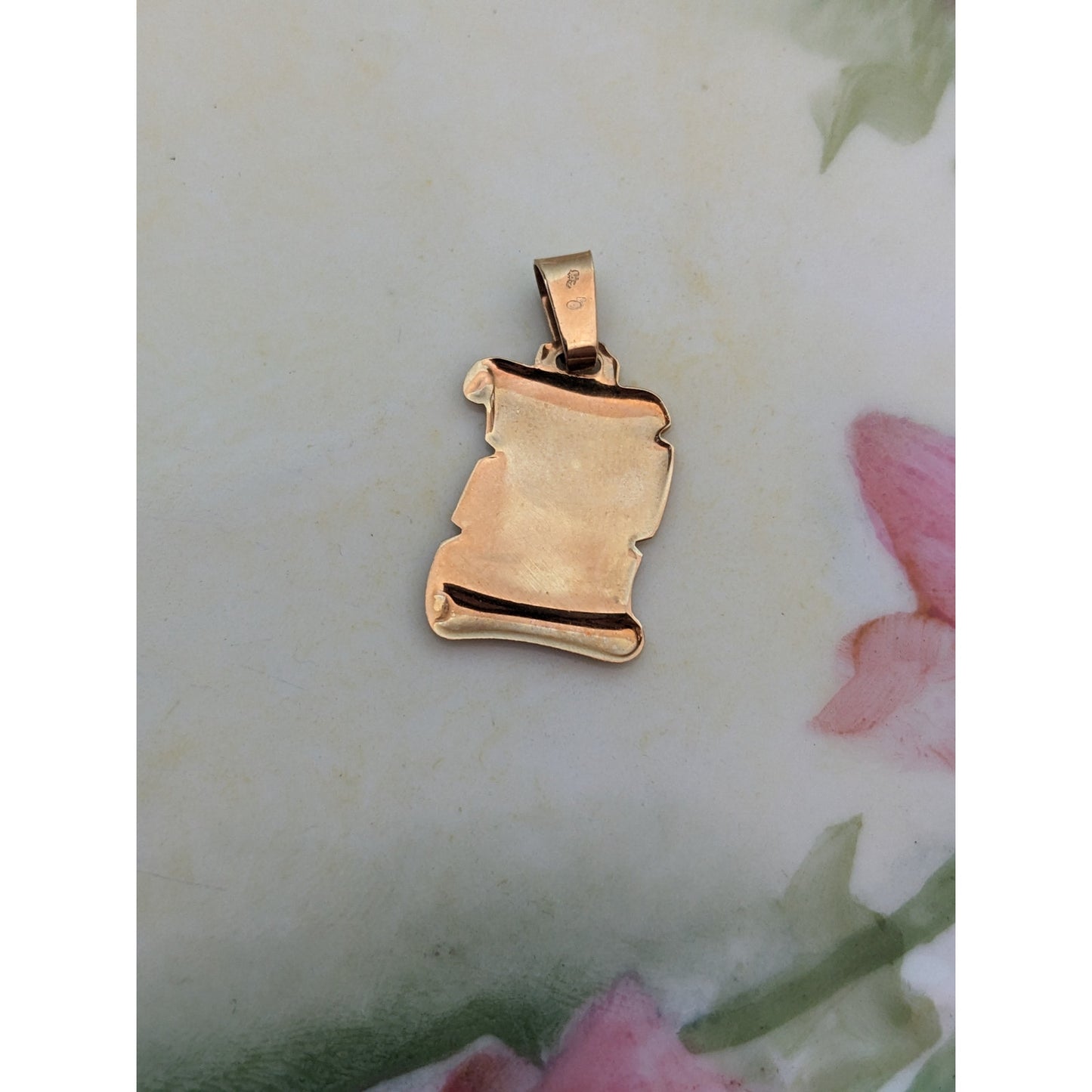 Vintage 18k Yellow Gold Scroll with "B" Initial Pendant
