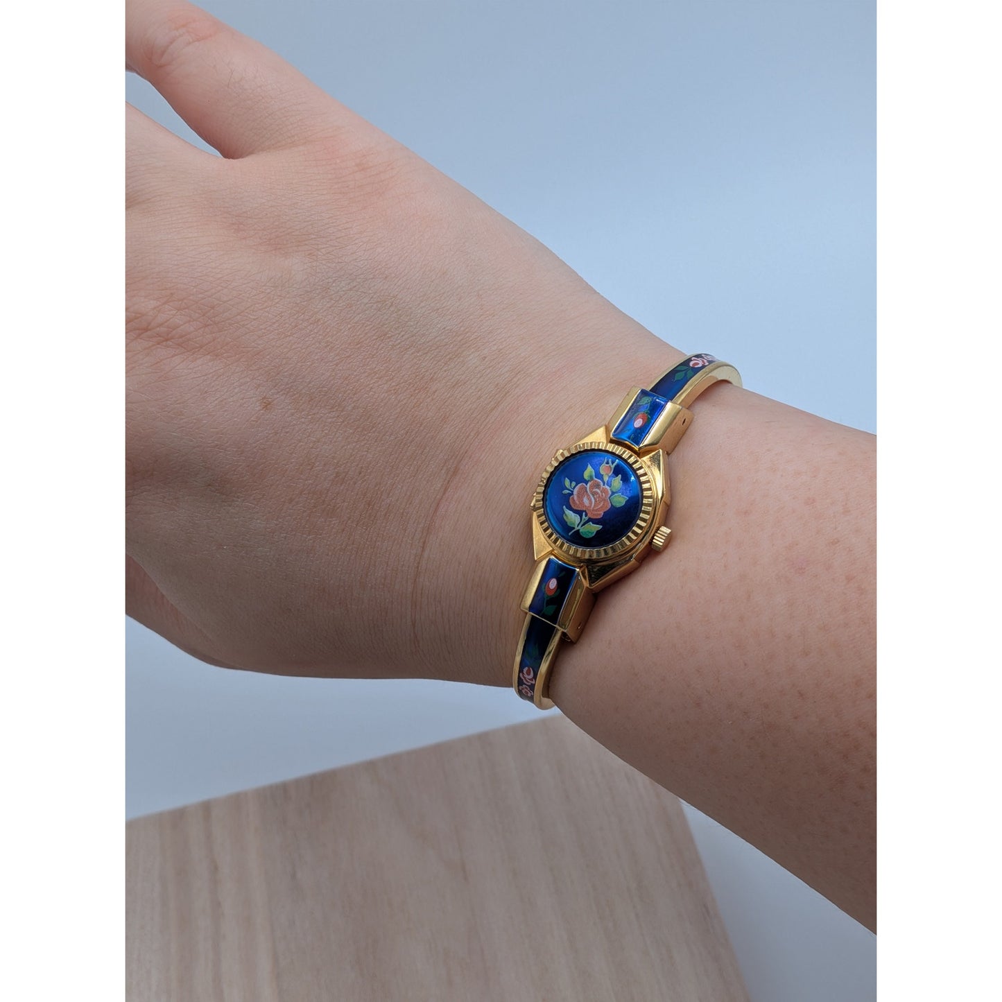 Vintage Itraco Gold Tone Peekaboo Watch Blue Enamel Red Flowers