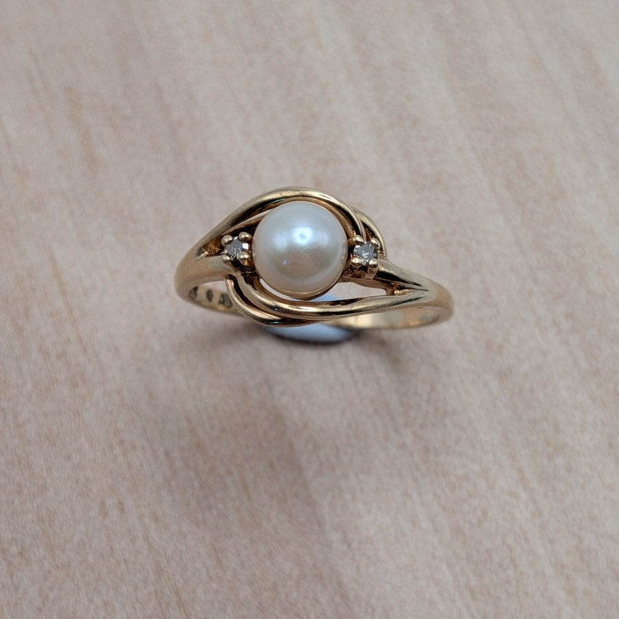 Vintage 6k Yellow Gold Twist Pearl and Diamond Accent Ring Size 6.25