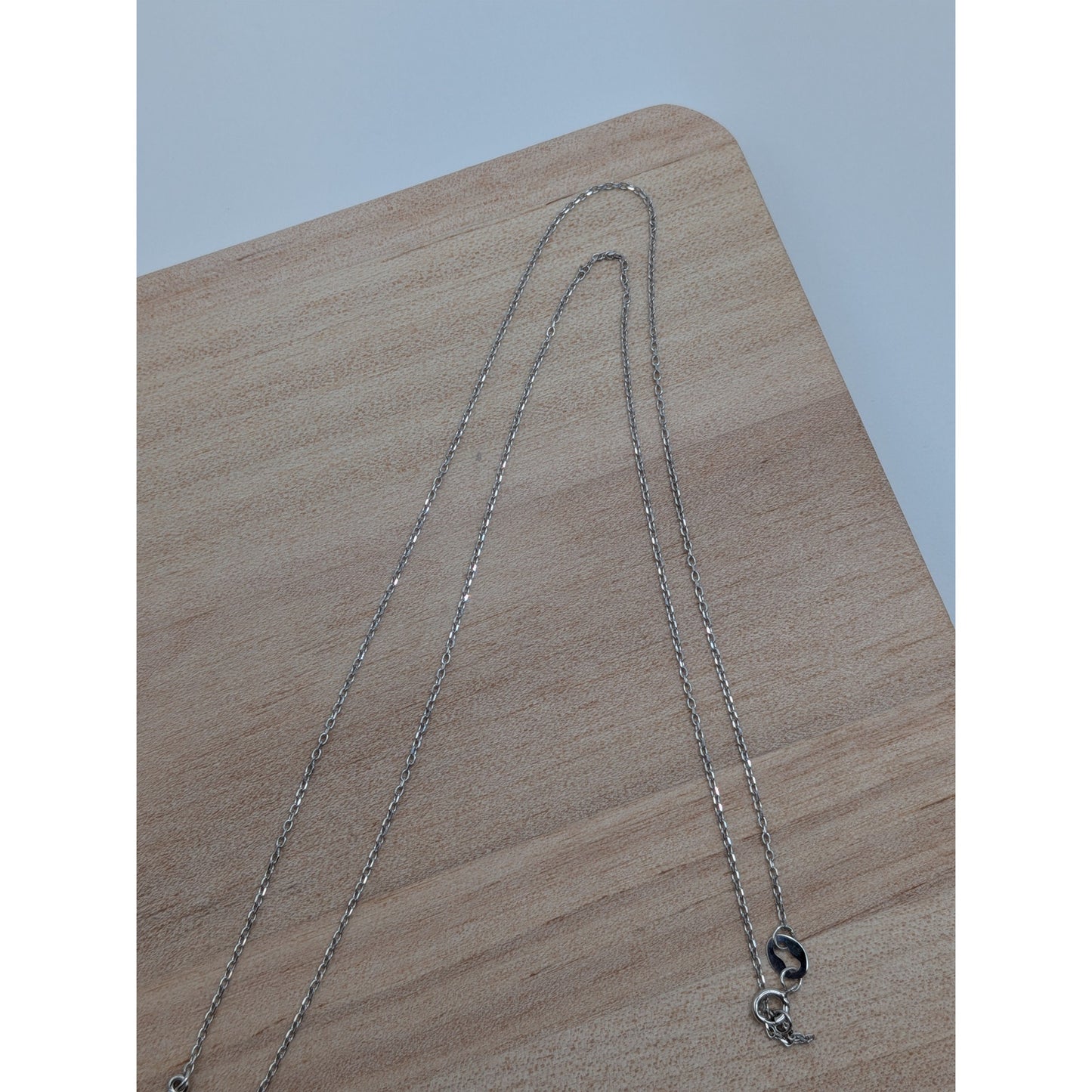 Preowned 14k White Gold Dainty "V" Pendant Necklace 18in