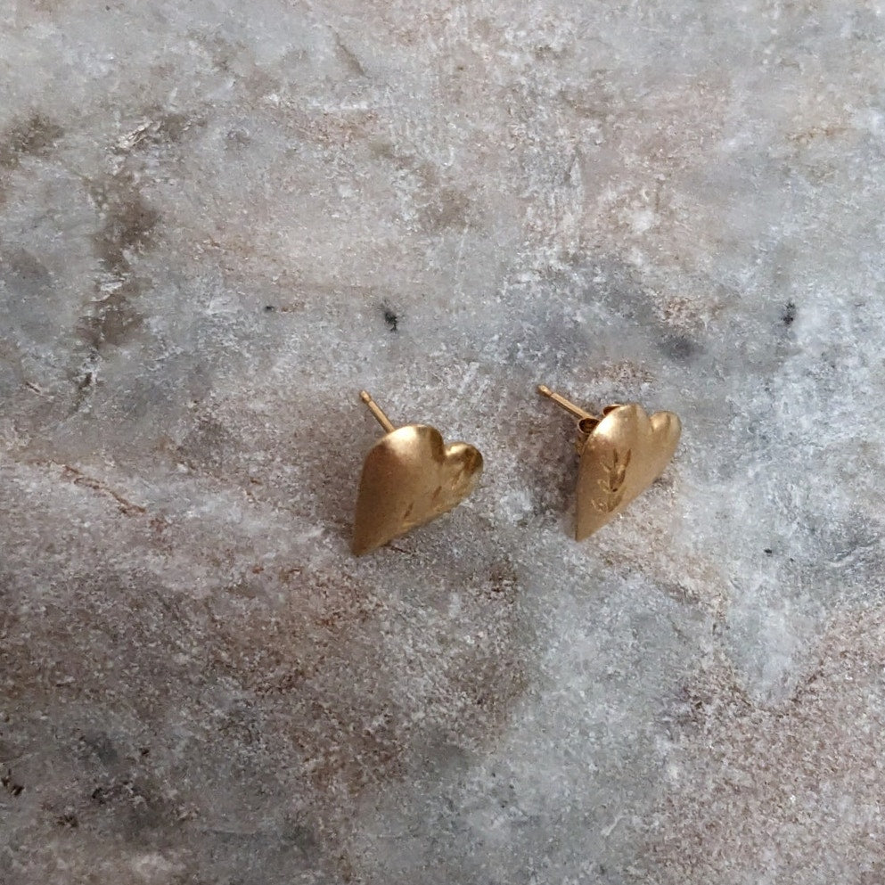 Vintage 14k Yellow Gold Lightweight Small Dainty Heart Leaf Etch Stud Earrings