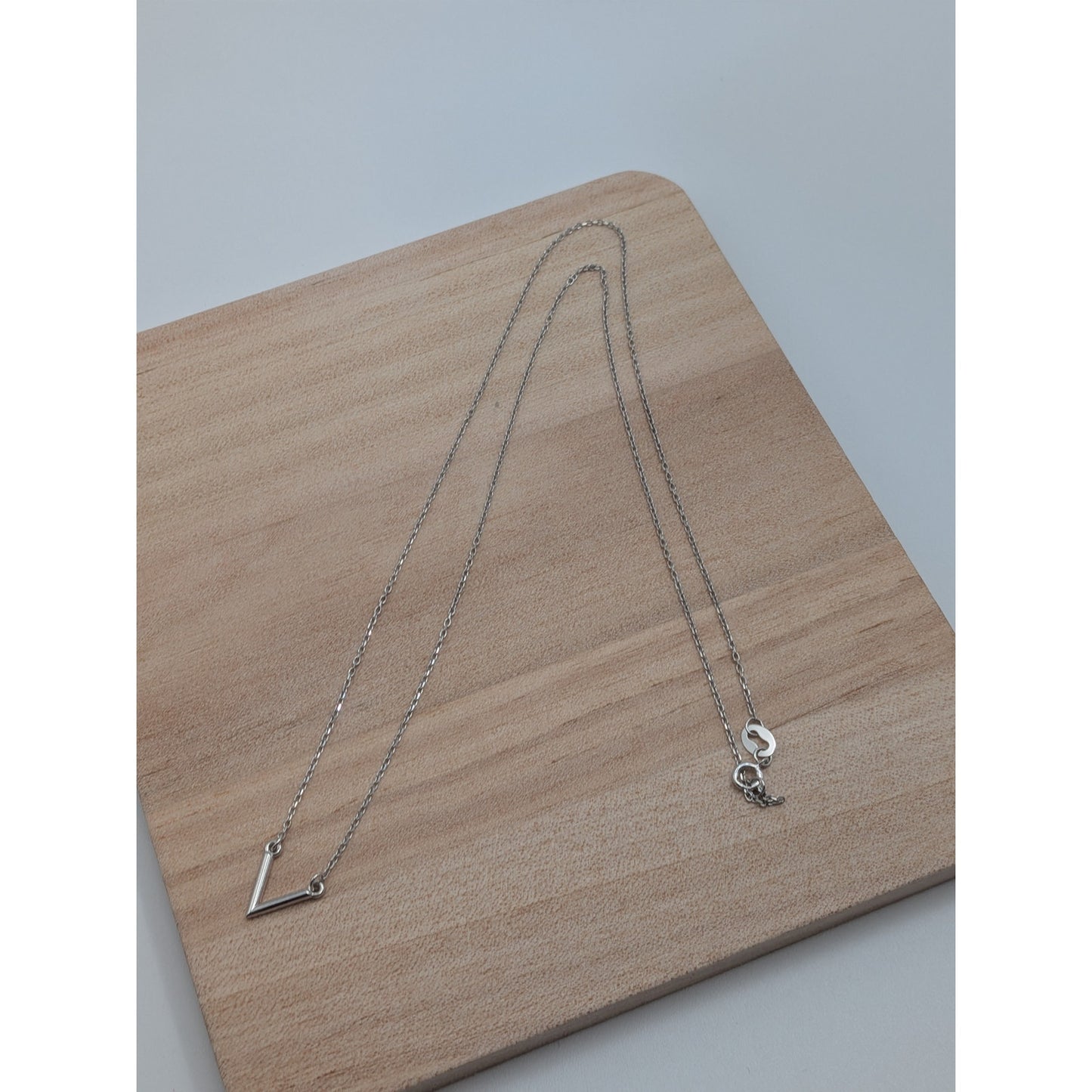 Preowned 14k White Gold Dainty "V" Pendant Necklace 18in