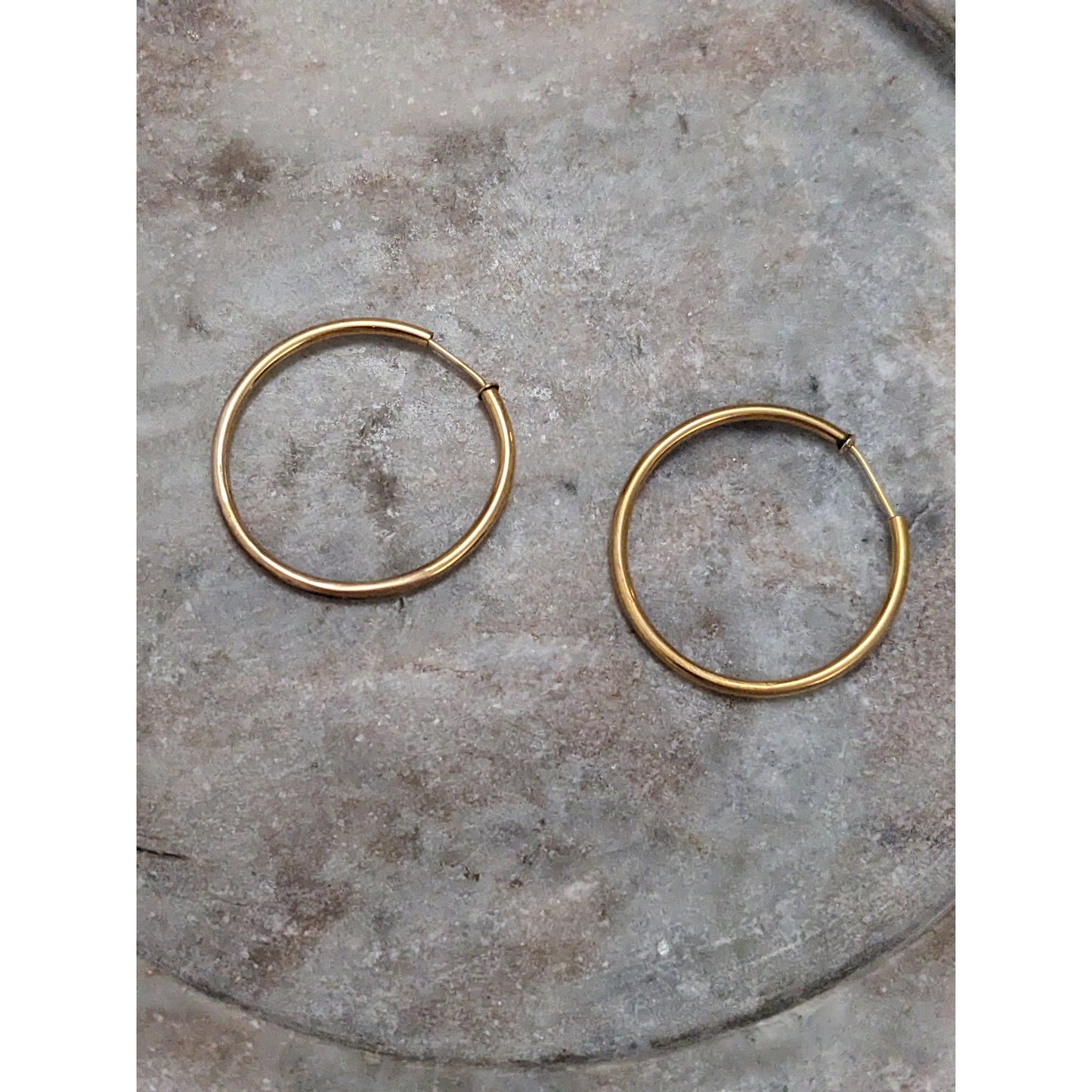 Vintage 14k Yellow Gold Thin 1.5mm Thick Hoop Earrings