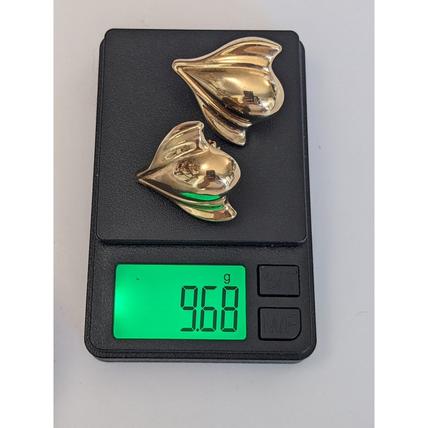 Vintage 14k Yellow Gold Italy Hollow Scalloped Earrings Omega Backs