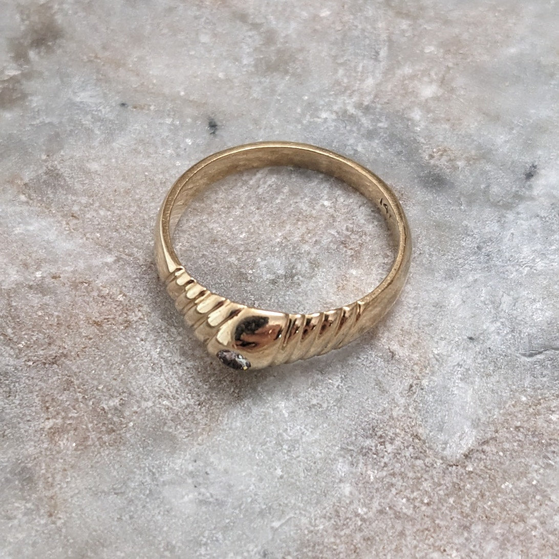 Vintage 14k Yellow Gold Scallop with Diamond Accent Ring Size 6.5