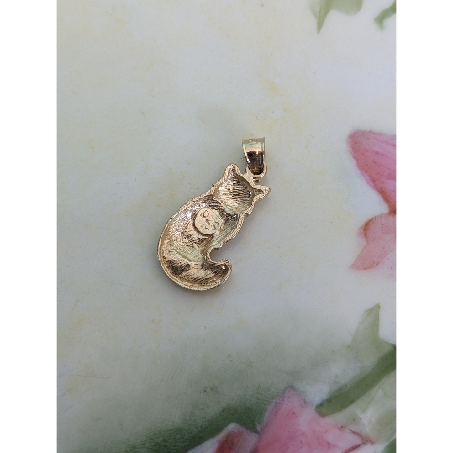 Vintage 14k Carved Kitty / Cat Charm Pendant