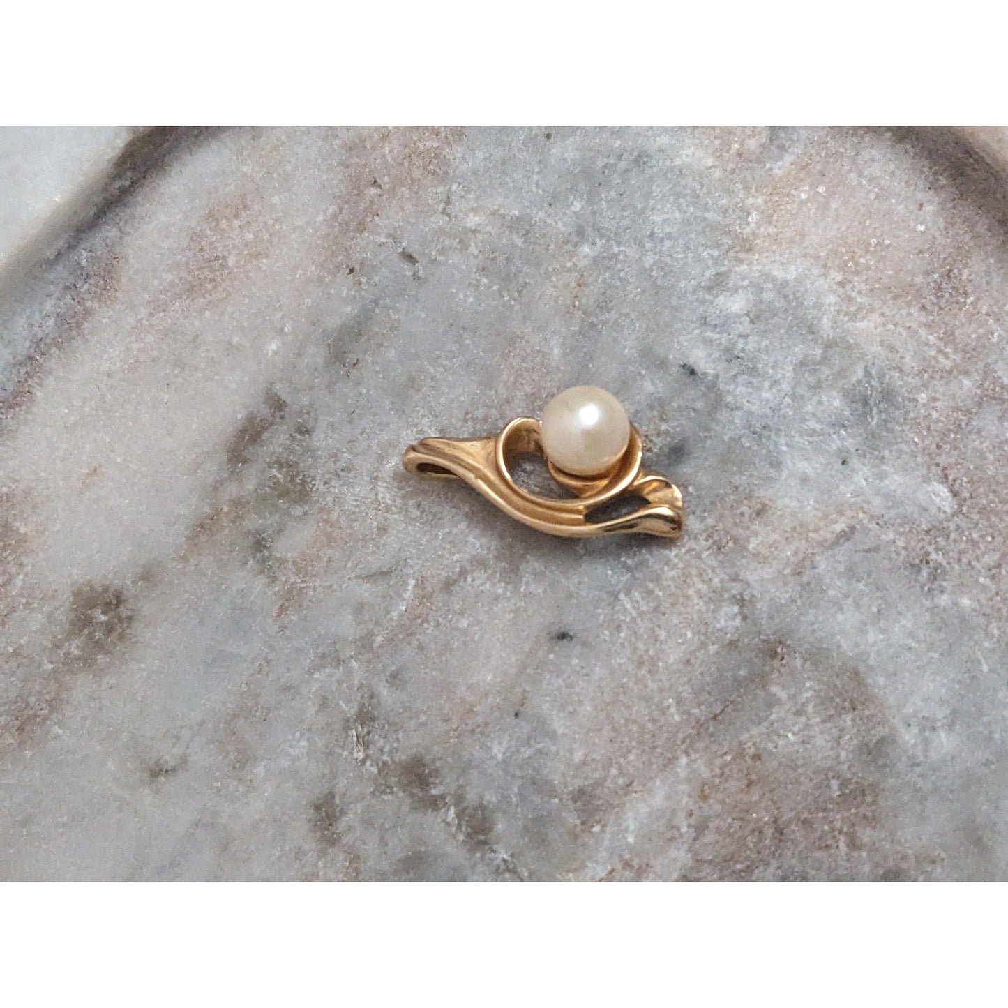 Vintage 14k Yellow Gold Pendant with Faux Pearl