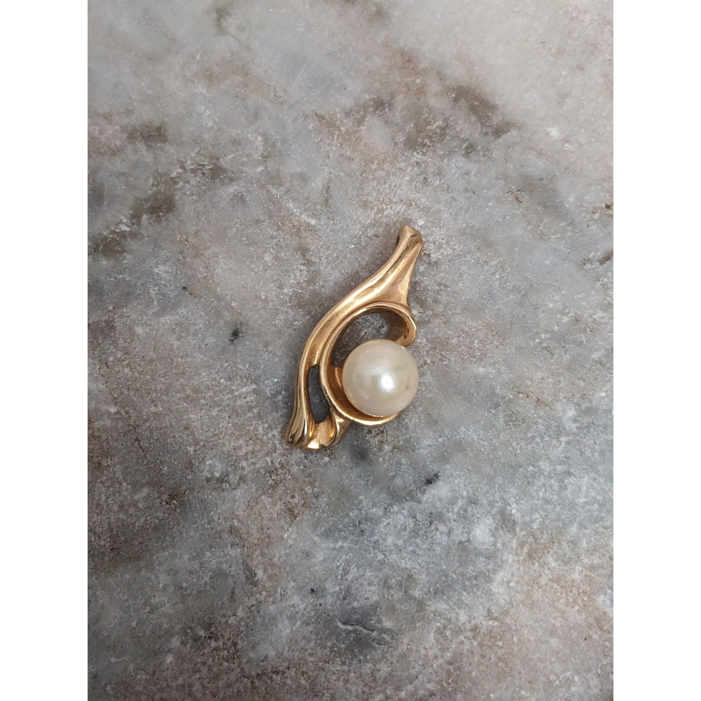 Vintage 14k Yellow Gold Pendant with Faux Pearl