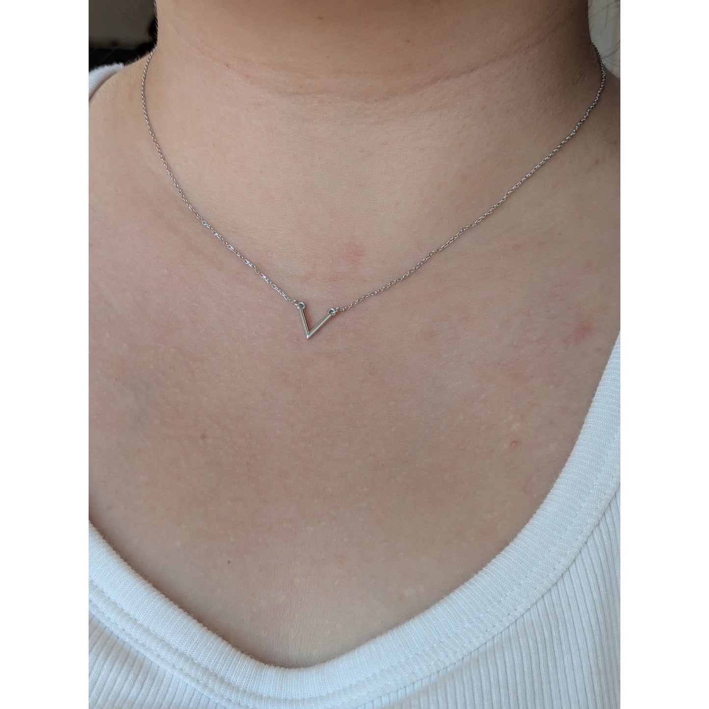 Preowned 14k White Gold Dainty "V" Pendant Necklace 18in