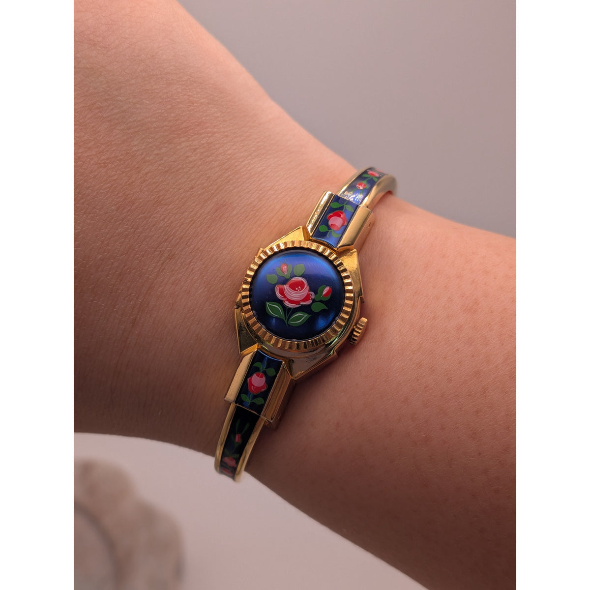 Vintage Clowat Gold Tone Peekaboo Manual Watch Blue Enamel Red Flowers